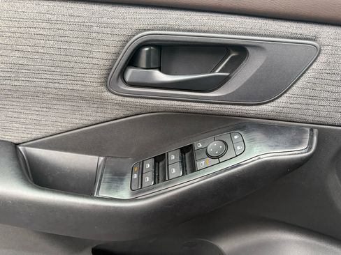 Used 2023 Nissan Rogue S image 12