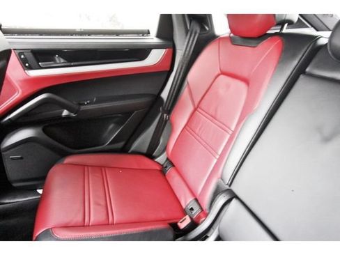 Used 2024 Porsche Cayenne Coupe AWD/4WD image 11