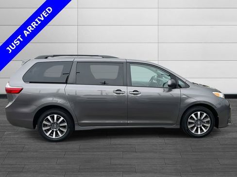 Used 2020 Toyota Sienna LE w/ LE Preferred Package image 2