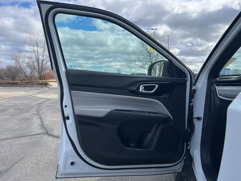 Used 2025 Jeep Compass Limited image 8