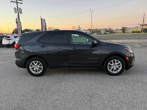 Used 2022 Chevrolet Equinox LS w/ LS Convenience Package image 4