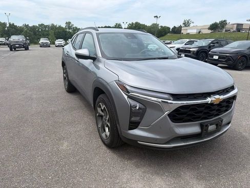 Used 2025 Chevrolet Trax LT FWD image 8