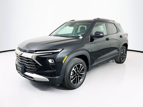Used 2025 Chevrolet TrailBlazer LT AWD/4WD image 3