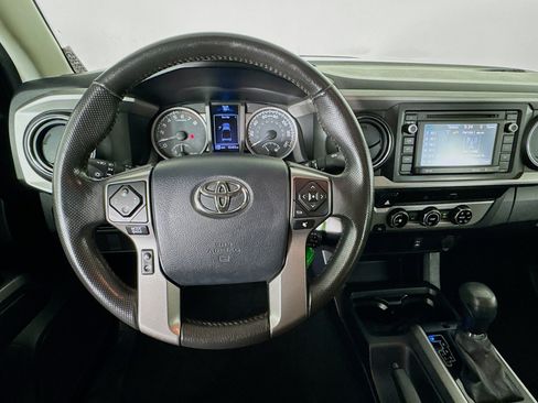 Used 2017 Toyota Tacoma SR5 w/ SR5 Appearance Package (SM) RWD image 10