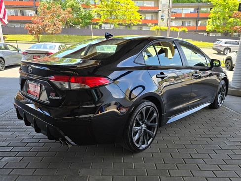 Used 2024 Toyota Corolla SE w/ SE Package FWD image 5