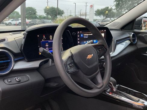 Used 2025 Chevrolet Trax LT image 8