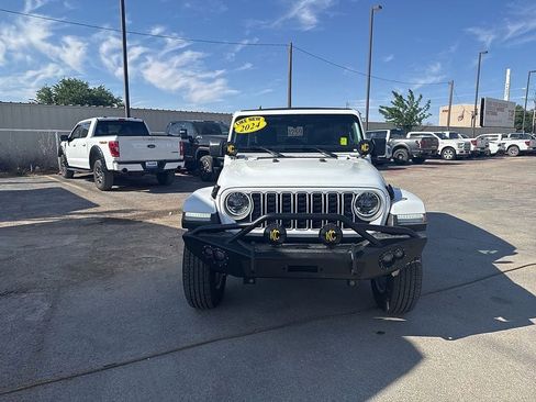 Used 2024 Jeep Wrangler Sahara image 8