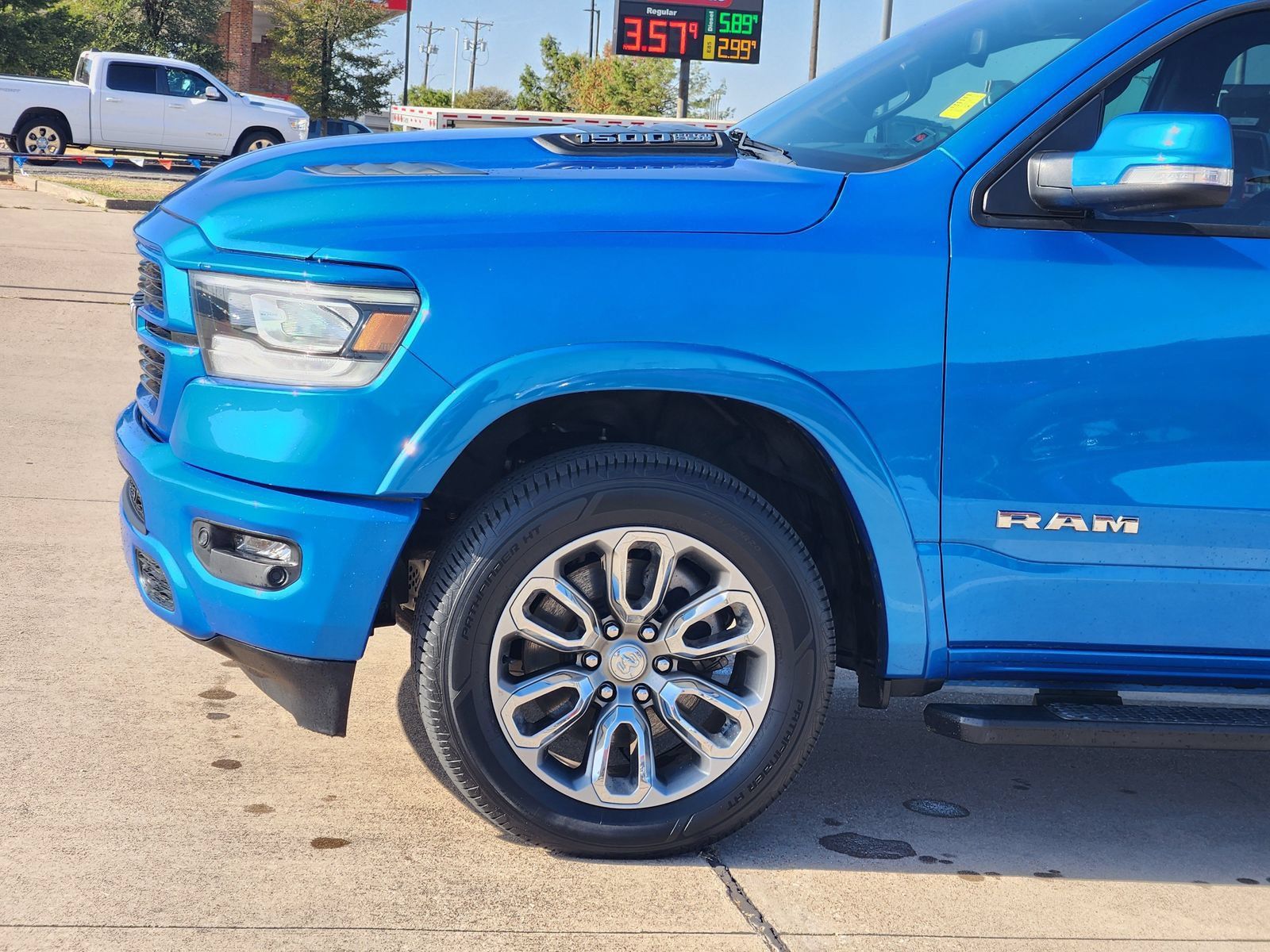 Used 2020 RAM 1500 Laramie w/ Sport Appearance Package AWD/4WD image 10