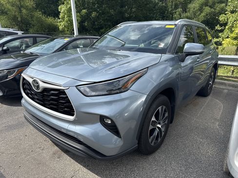 Used 2023 Toyota Highlander XLE FWD image 6