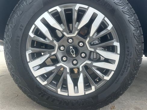 Used 2025 Chevrolet Suburban Z71 AWD/4WD image 23