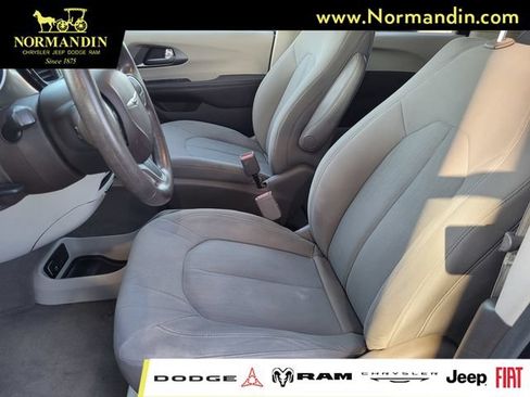 Used 2017 Chrysler Pacifica LX FWD image 15