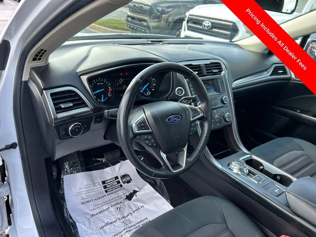 Used 2017 Ford Fusion SE FWD image 3