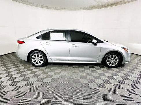 Used 2025 Toyota Corolla LE image 2