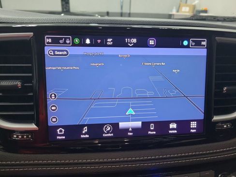 Used 2023 Chrysler Pacifica Limited image 7