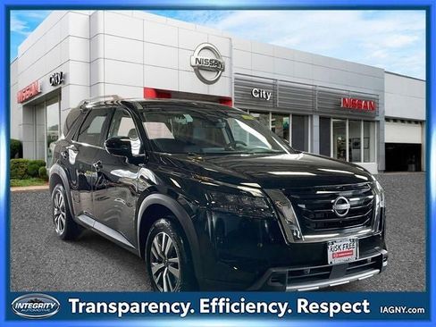 Used 2025 Nissan Pathfinder SL AWD/4WD image 1