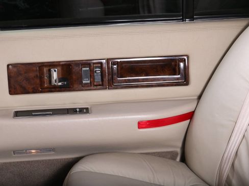 Used 1994 Cadillac Fleetwood Brougham RWD image 95