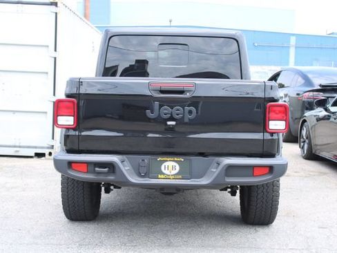 Used 2025 Jeep Gladiator Sport AWD/4WD image 4