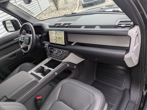 Used 2025 Land Rover Defender 130 X-Dynamic SE image 37