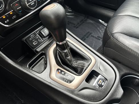 Used 2017 Jeep Cherokee Limited w/ Luxury Group FWD image 27