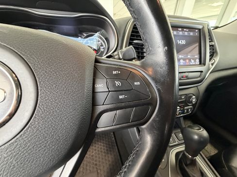 Used 2020 Jeep Cherokee Trailhawk w/ Cold Weather Group AWD/4WD image 12