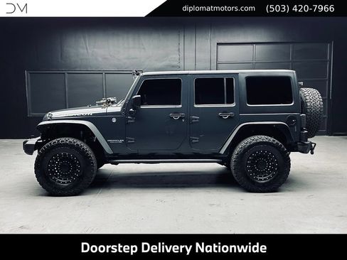 Used 2017 Jeep Wrangler Unlimited Rubicon w/ Connectivity Group AWD/4WD image 4