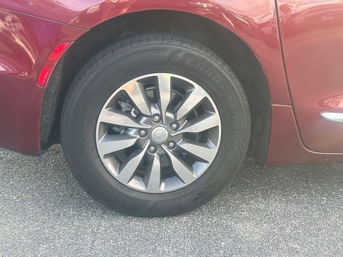 Used 2019 Chrysler Pacifica Touring-L Plus image 10