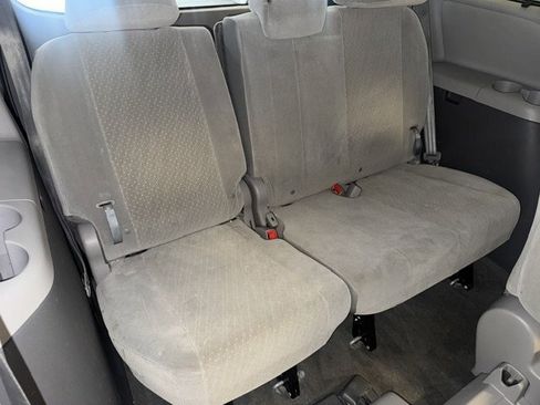 Used 2018 Toyota Sienna LE w/ Carpet Mat Package image 32