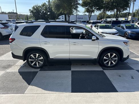 Used 2025 Honda Pilot Elite image 3