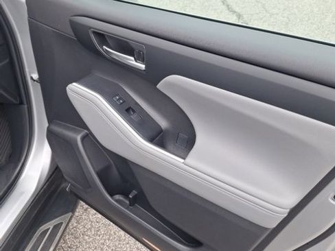 Used 2024 Toyota Highlander LE image 20