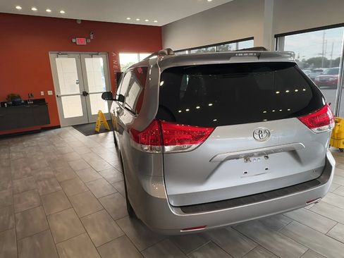 Used 2014 Toyota Sienna LE FWD image 10