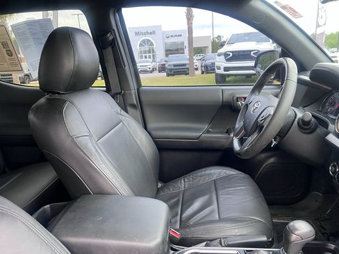 Used 2021 Toyota Tacoma TRD Sport w/ Technology Package image 15