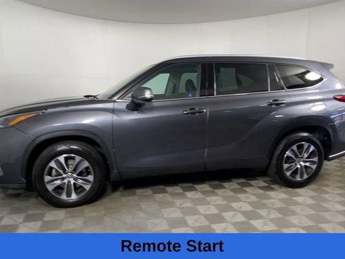 Used 2022 Toyota Highlander XLE image 6