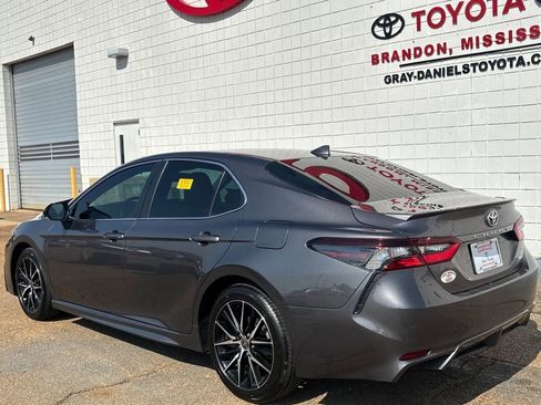 Used 2022 Toyota Camry SE w/ Convenience Package image 3
