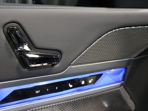 Used 2023 BMW 760i xDrive image 12