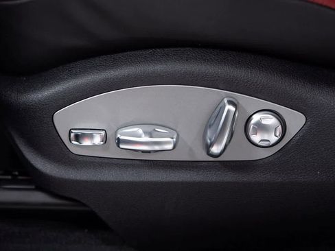 Certified 2025 Porsche Macan image 18