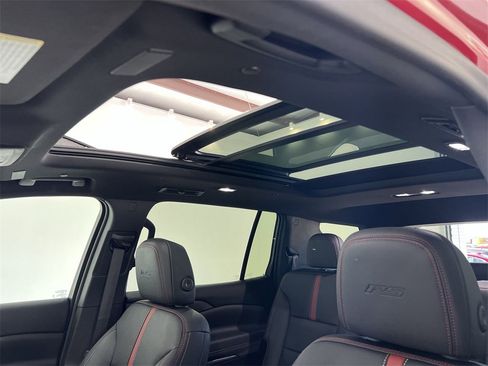 Used 2024 Chevrolet Traverse RS image 18