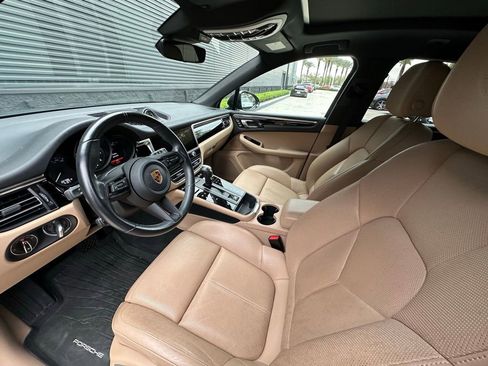 Certified 2023 Porsche Macan image 4