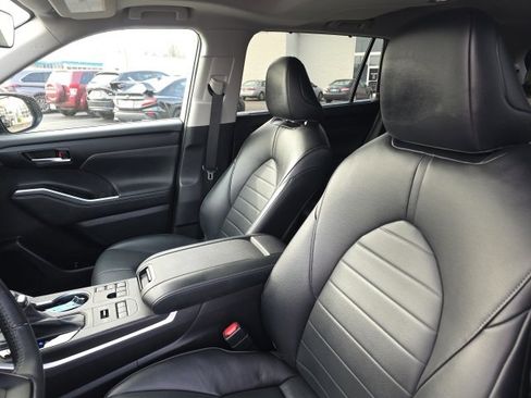 Used 2023 Toyota Highlander XLE image 10
