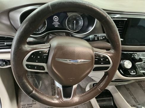 Used 2018 Chrysler Pacifica Touring-L Plus image 25