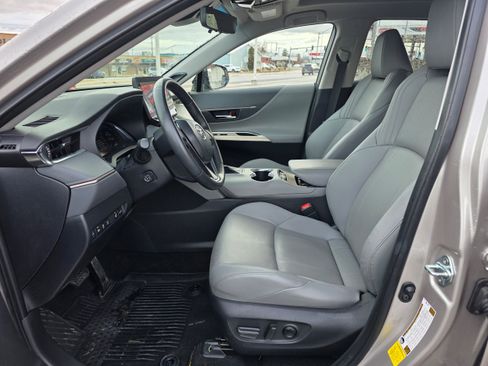 Used 2024 Toyota Venza Limited image 4