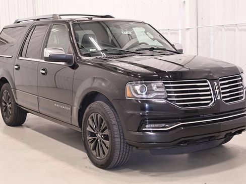 Used 2017 Lincoln Navigator L Select AWD/4WD image 3