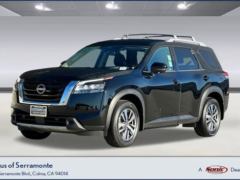 Used 2024 Nissan Pathfinder SL image 1