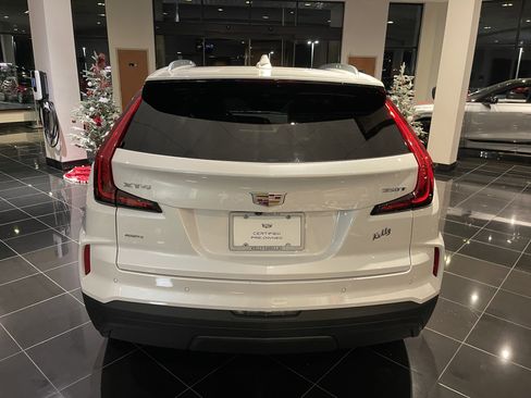 Certified 2024 Cadillac XT4 Luxury w/ Cold Weather Package image 5