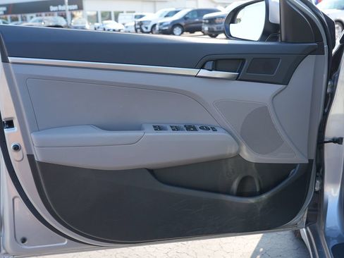 Used 2020 Hyundai Elantra SE FWD image 14