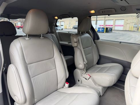 Used 2017 Toyota Sienna XLE Premium image 24