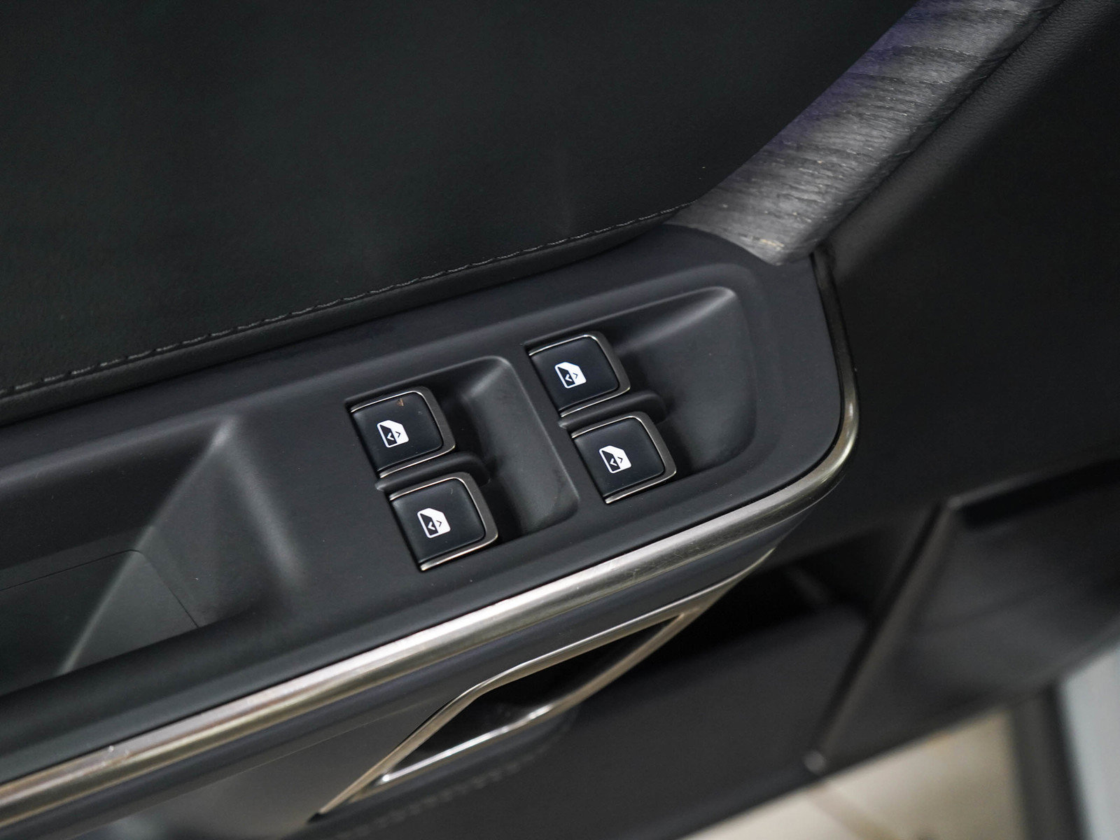 Used 2024 Rivian R1S Adventure Dual AWD/4WD image 22