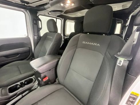 Used 2022 Jeep Wrangler Unlimited Sahara w/ Dual Top Group AWD/4WD image 6