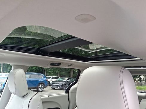 Used 2017 Chrysler Pacifica Limited image 21