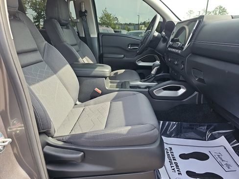 Used 2025 Nissan Frontier SV RWD image 11