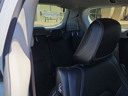 Used 2024 Chrysler Pacifica Limited FWD image 18